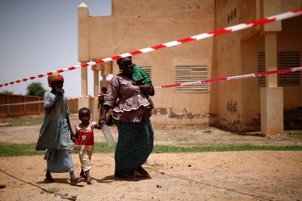 Khi các binh lính đặt chân đến những ngôi làng "nhà tranh vách đất", nơi họ nghi ngờ các chiến binh thánh chiến đang ẩn náu thì họ nhìn thấy những người đàn ông đang chăn bò, phụ nữ mải giã kê. Ai nấy đều mỉm cười và không ai nói với họ bất cứ điều gì.