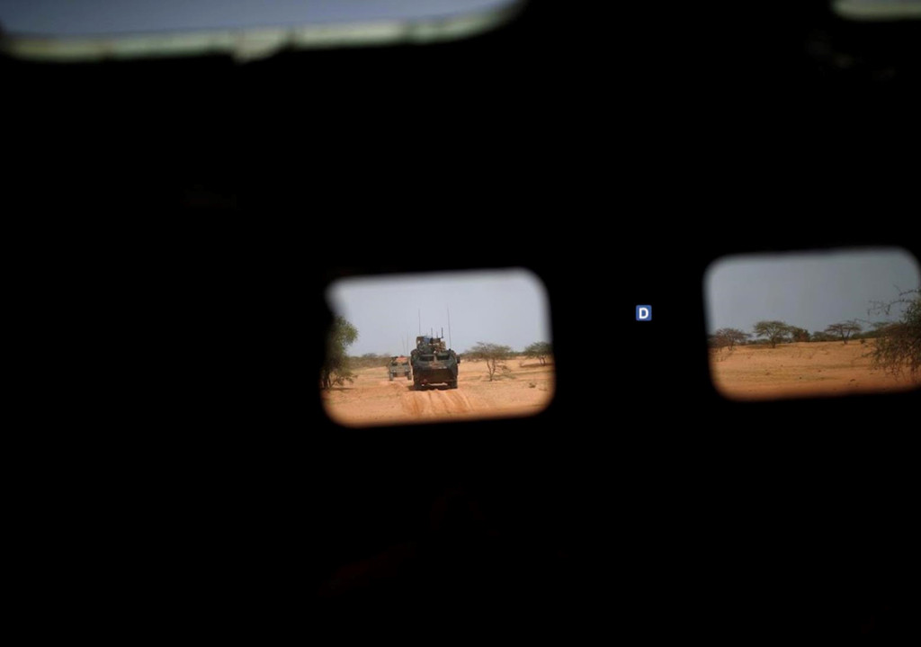 Trưởng làng, người đàn ông có râu với chiếc khăn quàng màu xanh lá cây và áo choàng màu xanh da trời, phủ nhận việc nhìn thấy bất kỳ người đàn ông có vũ trang nào.