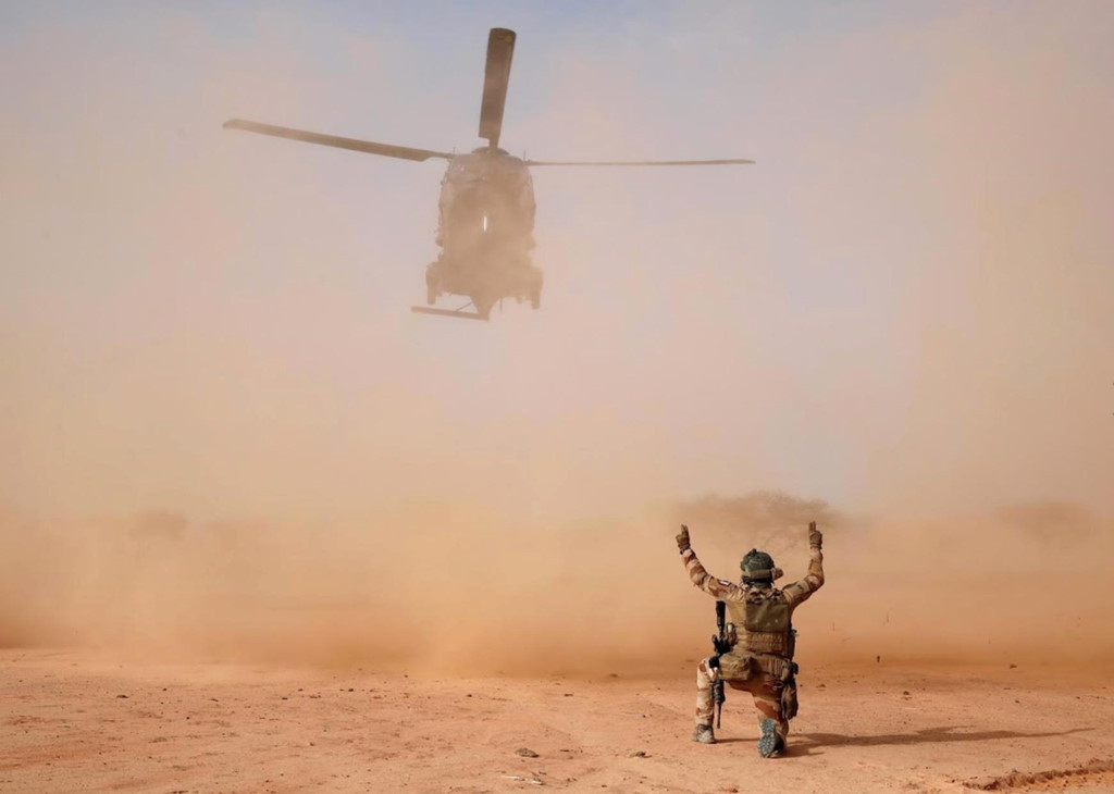 Tại Gossi, nơi ẩn náu của các chiến binh Nhà nước Hồi giáo (IS) gần với biên giới Burkina Faso và Nigeria, ủy viên hội đồng chính quyền địa phương của thị trấn đã bỏ trốn sau khi bị đe dọa và đang ngủ ở căn cứ Malian, ông David cho biết.