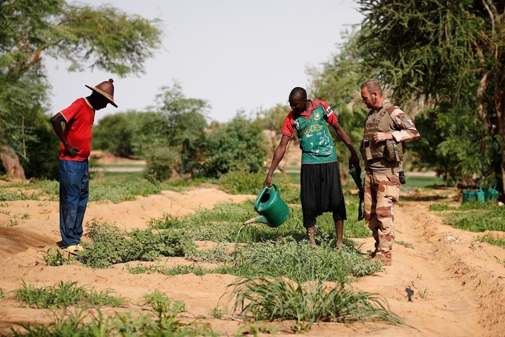 Khi gặp các cơn bão, các binh lính đành phải bỏ bữa ăn tối, xếp màn chống muỗi lại và ngủ trong xe của họ. Đến khoảng 3 giờ sáng, nhiệm vụ của họ vẫn không thể bắt đầu vì thời tiết khiến máy bay trực thăng của họ bị kẹt tại căn cứ. Sau đó, lũ quét đã biến cát thành bùn và chỉ có các phương tiện chiến đấu hiện đại nhất mới có thể đi qua.
