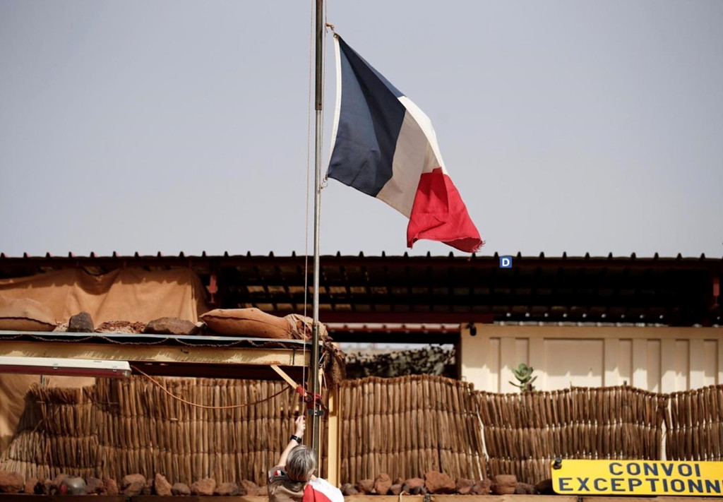 "Họ muốn nói chuyện với chúng tôi nhưng họ sợ", Đại úy Balassine nói. "Hôm nọ chúng tôi đang nói chuyện với một cô gái trẻ", anh tiếp tục. "Đầu tiên cô ấy nói dối. Sau đó, cô ấy nói rằng cô ấy sợ nói chuyện bởi vì sau khi chúng tôi rời đi, mọi người sẽ đến và giết cô ấy". *) Title do Kiến Thức biên tập lại