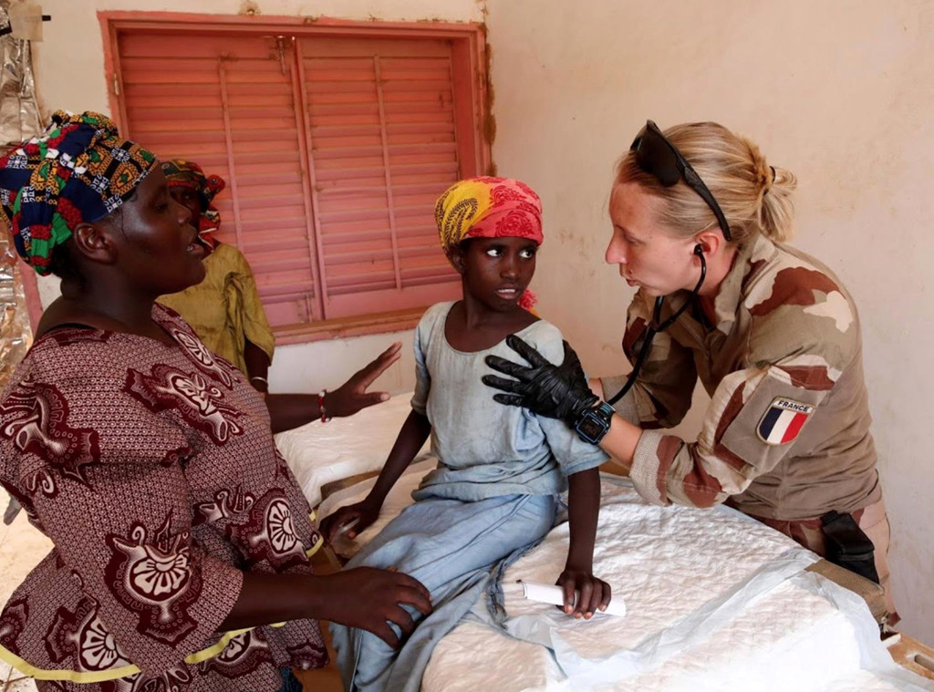 Một người đàn ông lớn tuổi mặc áo choàng phổ biến của người Fula (dân tộc đông nhất vùng Sahel và Tây Phi) mang ra một ít sữa tươi như một cử chỉ của lòng hiếu khách. Chỉ có hai binh lính thử nó, trước khi họ chuyển sang ngôi làng tiếp theo.