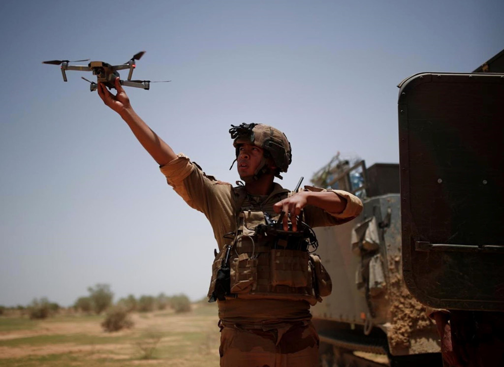 "Kẻ thù của chúng tôi rất ngoan cố, cứng cỏi, ẩn náu ở một nơi có lợi cho chúng vì dân số bị cô lập", Đại tá Nicolas James, Chỉ huy trưởng Chiến thuật Desert Tactical Croup Belleface, nói với Reuters tại căn cứ ở Gao.