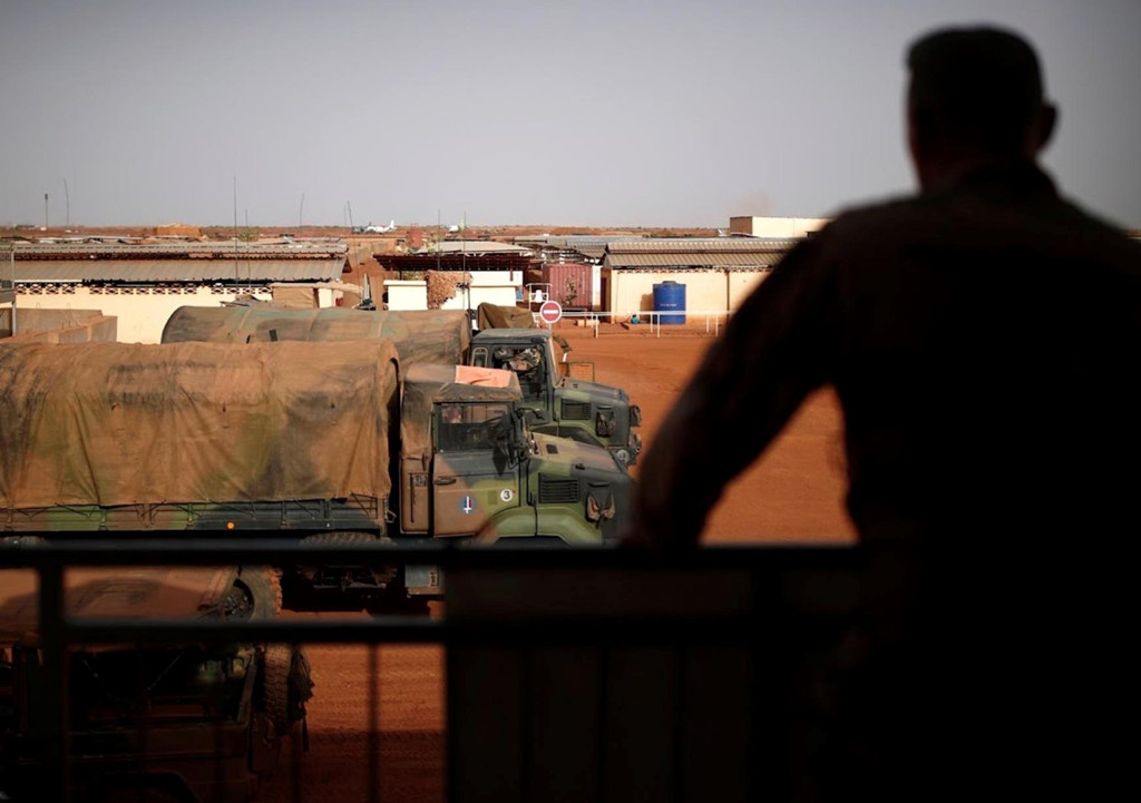 Họ lôi phụ nữ và trẻ em ra ngoài và bắt đầu tìm kiếm những người đàn ông trong những mái vòm lá. Lấy điện thoại thông minh của họ và sao chép chúng vào máy tính. Một trong số đó chứa thông tin tuyên truyền của các chiến binh.