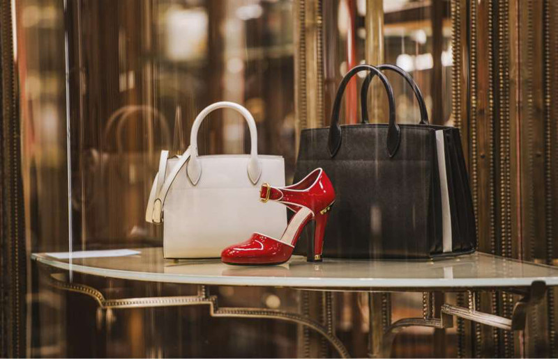 Christine Jiaxin Lee đã nhận được một khoản tiền lên tới 3,5 triệu USD do ngân hàng Westpac chuyển nhầm. Cô gái này sau đó đã rút toàn bộ số tiền này và sử dụng nó để mua quần áo, túi xách và trang sức. 2 năm sau, Lee bị bắt và phải hoàn lại hầu hết số tiền này. Cô sinh viên của Đại học Sydney cũng phải chịu mức án 1 năm tù.