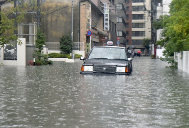 Chiếc ô tô "mắc kẹt" trên con đường mênh mông biển nước. Mời độc giả xem thêm video về một trận lũ lụt tại Ấn Độ (Nguồn: VTC14)