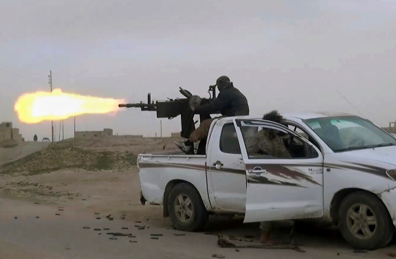 Sau đó, tổ chức khủng bố IS tiếp tục tràn vào căn cứ của Quân chính phủ Syria tại khu vực sa mạc phía tây thành phố Al-Mayadeen. Ảnh: MT.