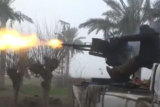 Những ngày qua, nhóm IS cũng tiến hành nhiều cuộc tấn công nhằm vào các binh sĩ Syria gần thành phố Al-Mayadeen. Ảnh: Sky.