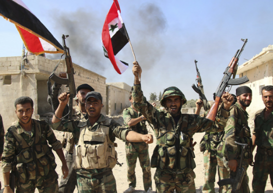 "Hơn 250 binh sĩ Syria cùng trang thiết bị quân sự đã tới khu vực gần thành phố al-Mayadeen ở Đông Deir Ezzor, sau khi tổ chức khủng bố IS tăng cường hoạt động trong khu vực này", hãng Fars (Iran) dẫn nguồn tin chiến trường cho biết. Ảnh: AMN.