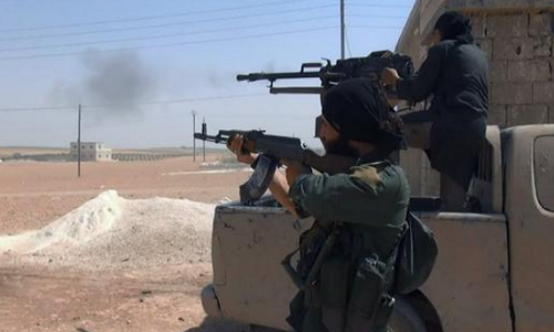 "Các tay súng IS mở đợt tấn công đầu tiền nhằm vào căn cứ của lực lượng chính phủ Damascus gần thành phố biên giới Albu Kamal, khiến nhiều binh sĩ thương vong rồi sau đó chúng rút lui về một địa điểm không xác định", một báo cáo từ Lực lượng Phòng vệ Quốc gia (NDF) cho hay. Ảnh: Military.