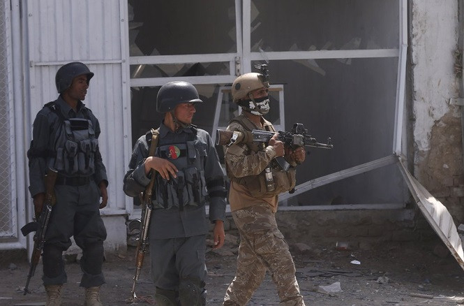 Theo người phát ngôn của Bộ Y tế Công cộng Wahidullah Mayar, những người bị thương trong vụ tấn công kinh hoàng này gồm cả phụ nữ và trẻ em. Ảnh: AP.