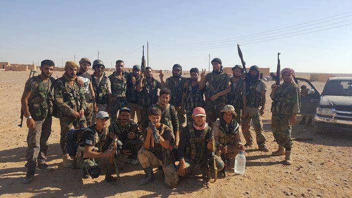 Cùng lúc, lực lượng Mãnh hổ Syria đang tiến quân vào mặt trận Tamanah từ đỉnh đồi chiến lược Tal Tari được giải phóng hồi tuần trước. Ảnh: AMN.