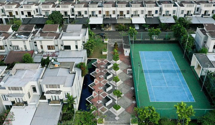 Dẫn thông tin của trung tâm thương mại Thamrin City, trang tin Kampos cho biết Cosmo Park nằm trên tầng 10 của tòa nhà. Chỉ những ai có thẻ ra vào của Cosmo Tower mới được đi lên "ngôi làng" cao tầng này. Khu dân cư được xây dựng với đầy đủ nhà cửa, đường sá, công viên, sân tennis và cả hồ bơi cộng đồng. Ảnh: Tempo.co.