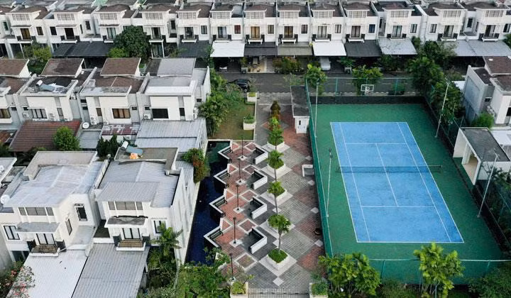 Dẫn thông tin của trung tâm thương mại Thamrin City, trang tin Kampos cho biết Cosmo Park nằm trên tầng 10 của tòa nhà. Chỉ những ai có thẻ ra vào của Cosmo Tower mới được đi lên "ngôi làng" cao tầng này. Khu dân cư được xây dựng với đầy đủ nhà cửa, đường sá, công viên, sân tennis và cả hồ bơi cộng đồng. Ảnh: Tempo.co.