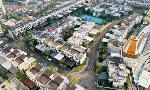 Theo Jakarta Post, khu dân cư đang gây sốt trong cộng đồng mạng Indonesia và các nước láng giềng là Cosmo Park, tổ hợp nhà ở được xây ngay trên nóc của trung tâm thương mại đa năng Thamrin City, nằm ngay giữa trung tâm thủ đô Jakarta. Cosmo Park được chia làm 5 khu nhà, đánh thứ tự từ A đến F, với các căn hộ được xây 2 lầu. Ảnh: Tempo.co.