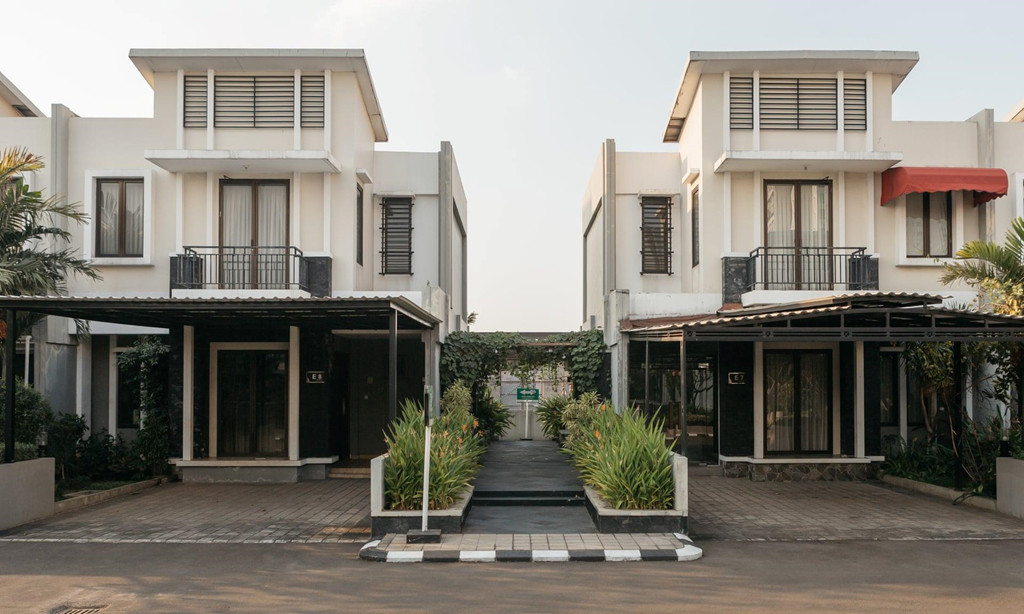 Khu phức hợp được thiết kế đường dốc để người dân Cosmo Park lái ôtô xuống mặt đất hoặc mang lên cất trên tầng thượng. Tòa nhà còn thiết kế rào sắt bao quanh khuôn viên khu dân cư để tránh những sự cố té ngã hoặc vô tình đâm xe đến bờ tường. Phía sau lớp hàng rào bảo vệ là những tòa nhà chọc trời và "rừng bê tông" nhà cửa tại Jakarta. Ảnh: Muhammad Fadli.