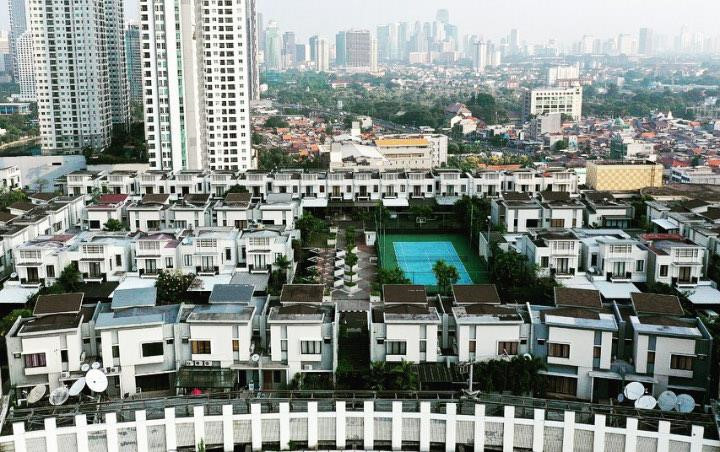 Trang Guardian ví von Cosmo Park là "ngôi làng trên trời", như cả một thế giới cách biệt với siêu đô thị ồn ào tấp nập bên dưới. Những hình ảnh bình lặng trong khu dân cư có thể khiến nhiều người nhầm nghĩ đây là một vùng ngoại ô Jakarta, chứ không phải nằm ngay giữa trung tâm thủ đô Indonesia. Ảnh: Wowkeren.