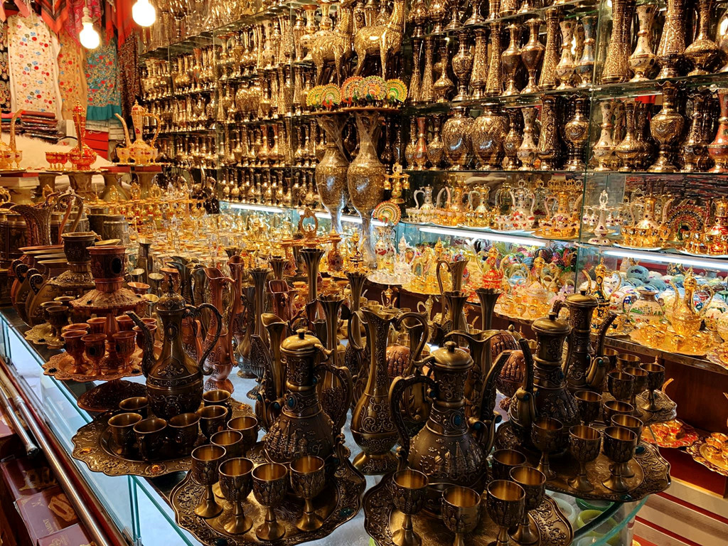 Nếu đi theo đoàn, nhóm của bạn nên có người biết tiếng Trung để trao đổi với hướng dẫn viên vì khá khó để thuê người biết tiếng Anh toàn chặng ở đây. Săn hoa ở Yili khá may rủi. Nếu khu vực chính hết hoa, bạn có thể hỏi thăm những đồi phụ xung quanh. Hoa ở đó có thể nở muộn hơn. Thông tin dự đoán ngày hoa nở bạn có thể tra cứu trước trên mạng. Chuyến đi này của mình chỉ khám phá được các vùng ở Bắc Tân Cương. Nếu có thời gian, bạn nên ghé thăm Nam Tân Cương vì cảnh sắc mỗi vùng một khác và đều rất đẹp. *) Title do Kiến Thức biên tập lại Mời độc giả xem thêm video: Tới thăm ngôi làng ở "tận cùng Trái đất" (Nguồn: VTC14)