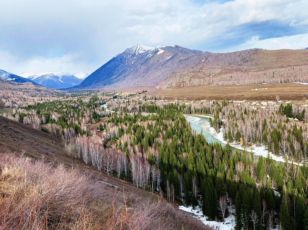Cách di chuyển tiết kiệm này chỉ nên áp dụng cho người có sức khỏe tốt, không say tàu xe, nhiều thời gian và muốn trải nghiệm du lịch bằng tàu hỏa. Thời gian di chuyển bằng tàu hỏa mỗi chiều mất 3 ngày. Ngoài ra, bạn có thể kết hợp đường bộ và đường bay để tiết kiệm chi phí mà không quá mệt. Tổng chi phí cho các chuyến nội địa là 3,5 triệu đồng.