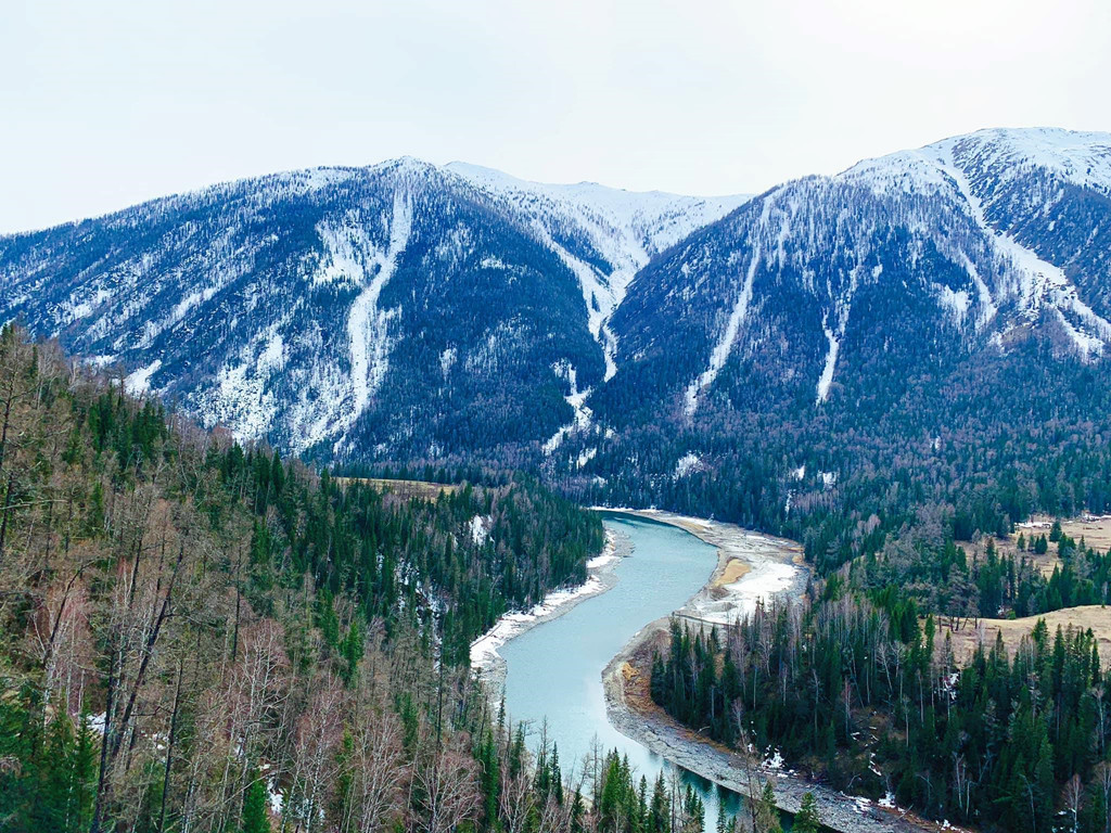 Đặt tour trọn gói có vẻ đắt hơn nhiều so với tự túc. Nếu bạn đi vào mùa thu, giá có thể cao gấp đôi. Mình đi vào mùa thấp điểm nên vé vào cửa một số khu thắng cảnh được giảm giá. Vào thời gian cao điểm như mùa thu, giá vé tại hầu hết điểm tham quan đều đắt hơn. Không chỉ phải trả vé vào, bạn còn mất thêm một khoản chi phí trung chuyển tại nhiều nơi du lịch.