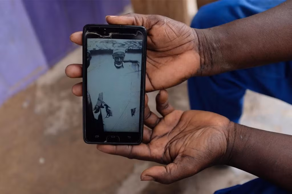 Ông Abdul Sumud Shaibu, 50 tuổi, sống ở Obuasi, cũng kể về tổ tiên đáng tự hào của mình. Ông khoe một bức ảnh về ông nội được lưu trong điện thoại của mình và nói: "Tổ tiên của tôi là những người khổng lồ. Họ xây dựng rất giỏi và khỏe mạnh. Hãy nhìn vào chiều cao của ông tôi trong bức tranh này".