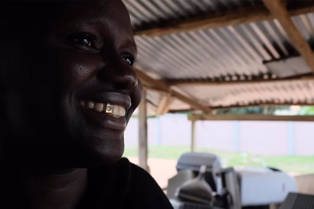 Savior Asante, 30 tuổi, một thợ làm tóc ở Obuasi, người từng suy nghĩ rất mơ hồ về lịch sử nô lệ của quê hương, đã thay đổi hoàn toàn sau chuyến thăm lâu đài Cape Coast. "Tôi đã khóc cả ngày", cô nói. "Đó là khoảnh khắc rất đau lòng khi nghe được những câu chuyện này".