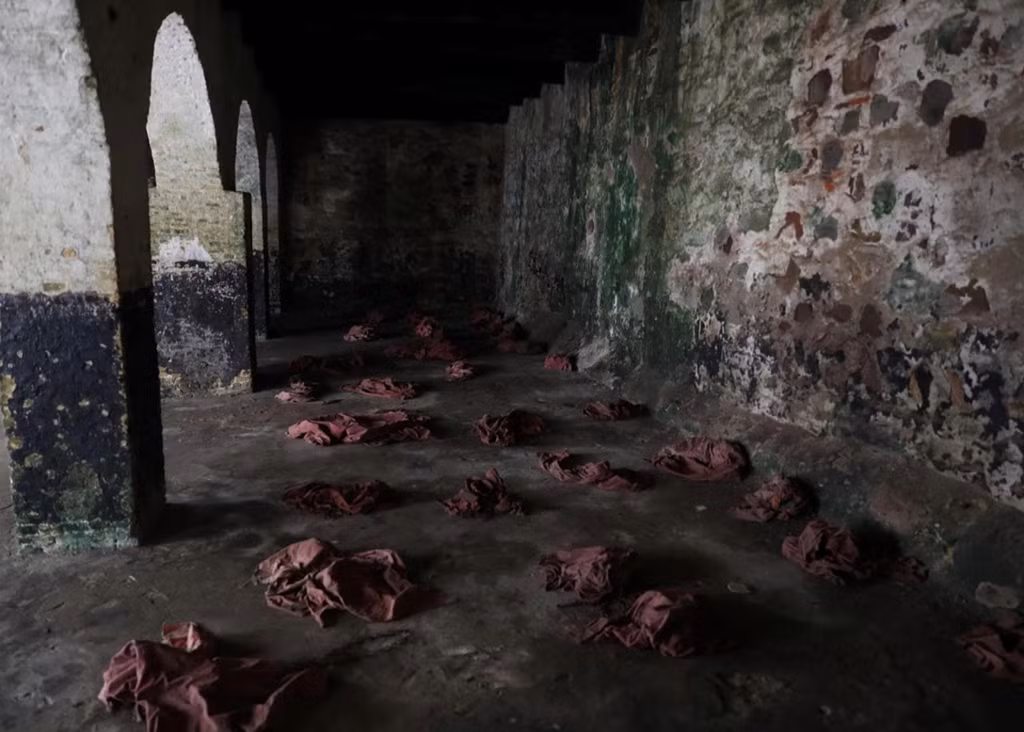 Trang phục biểu diễn của những nô lệ nữ bị bỏ lại ở lâu đài nô lệ Elimina, nơi họ bị giam giữ và nằm dưới đất trước khi lên thuyền rời quê hương.