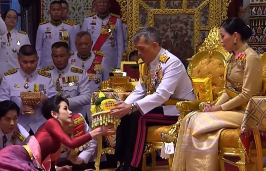 Cuối tháng 7/2019 vừa qua, Vua Maha Vajirusongkorn đã sắc phong bà Sineenat Wongvajirapakdi, 34 tuổi, làm Hoàng quý phi tại một buổi lễ được tổ chức vào dịp sinh nhật 67 tuổi của ông. Bà Sineenat trở thành Hoàng quý phi đầu tiên của Thái Lan sau gần 1 thế kỷ. Ảnh: FN.