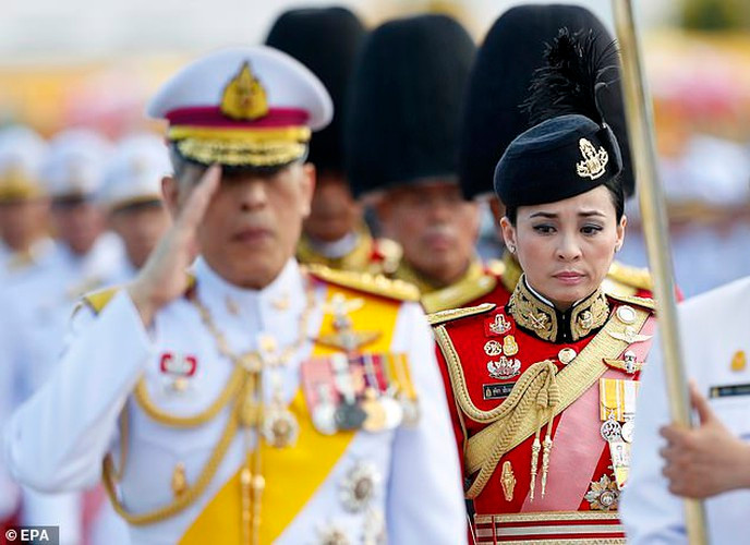 Bà Suthida lần đầu tiên được nhận tước vị của hoàng gia vào năm 2012 khi bà đang phục vụ trong đội cận vệ của Thái tử Vajiralongkorn với chức vụ Trung tá. Ảnh: EPA.