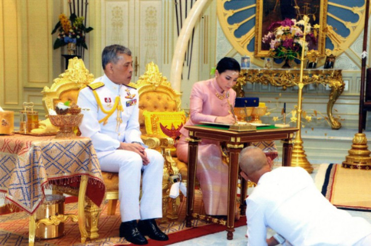 Cách đây gần 4 tháng, vào tháng 5/2019, Quốc vương Maha Vajiralongkorn kết hôn với Đại tướng Suthida Vajirusongkorn, 40 tuổi, tại cung điện Dusit ở thủ đô Bangkok và sắc phong bà Suthida làm Hoàng hậu Thái Lan. Ảnh: People.