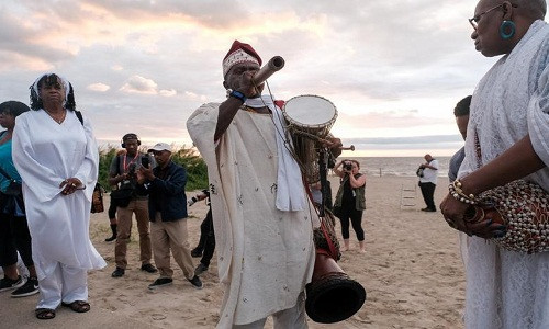 Buổi lễ còn có sự tham gia và chủ trì của các tù trưởng bộ lạc đến từ Cameroon. Những người tham gia nghi lễ còn chơi trống da của các bộ lạc châu Phi để tưởng nhớ về nguồn gốc của mình. Ảnh: Reuters.