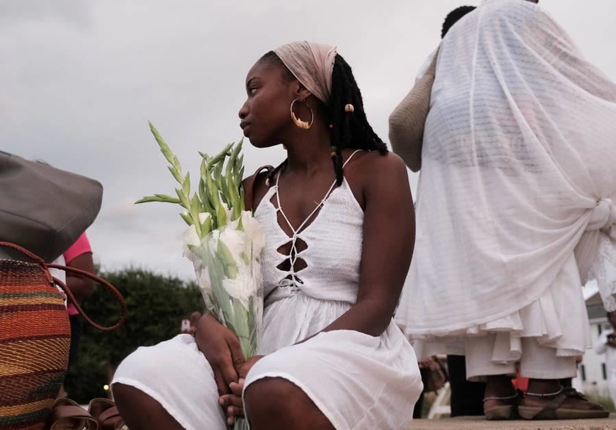 Những người da màu đầu tiên ở đất thuộc địa Anh - vùng đất sau đó đã tuyên bố độc lập rồi trở thành nước Mỹ, bị thực dân bắt từ Vương quốc Ndongo, nay là Angola, để đưa đến thuộc địa Veracruz của Tây Ban Nha, nay là một thành phố của Mexico. Hải tặc đã cướp lại số nô lệ này rồi ghé vào thuộc địa của Anh. Vụ trao đổi đã chính thức khởi đầu chế độ nô lệ ở khu định cư Jamestown, hiện là bang Virginia. Ảnh: Reuters.