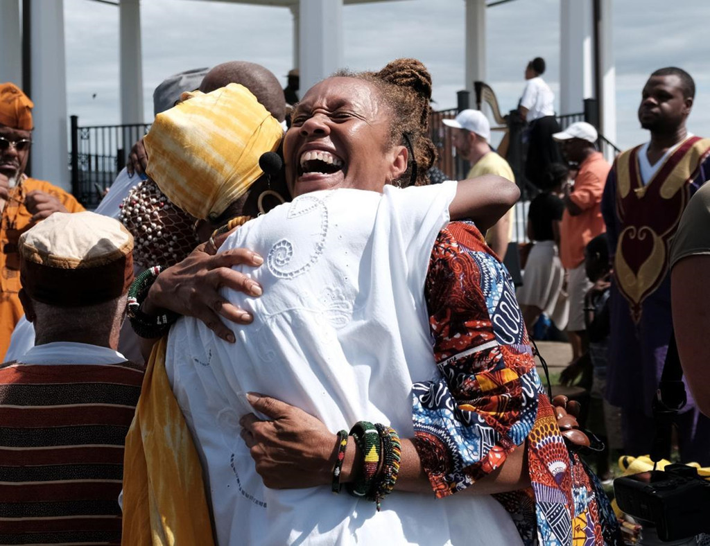 Phát biểu tại sân khấu được dựng trong khuôn viên khu di tích, thượng nghị sĩ Dân chủ Tim Kaine của bang Virginia mô tả buổi lễ đã thể hiện rõ sự đặc biệt của nước Mỹ, với gốc rễ quốc gia từ khát khao tự do lẫn chế độ nô lệ. Ảnh: Reuters.
