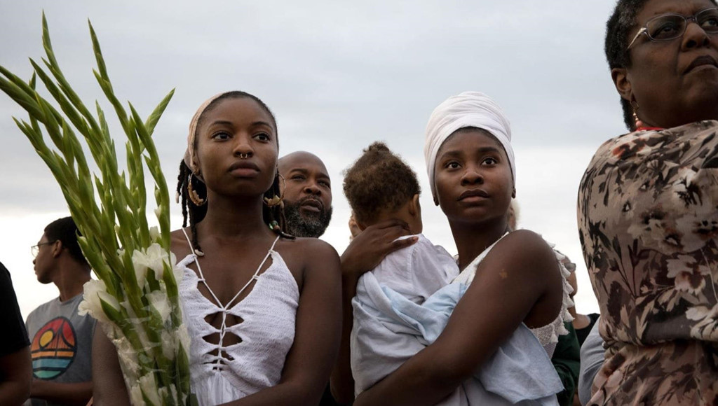 Trong một ngày tháng 8/1619, tàu hải tặc Anh mang tên Sư tử Trắng đã cập bờ tại Point Comfort, nằm gần vùng đất mà nay là Hampton, bang Virginia. Theo ghi chép của John Rolfe - một chủ đồn điền và người giám sát tại thuộc địa Anh thời điểm đó, tàu đổi hơn 20 người da đen lấy lương thực tiếp tế. Những người này bị cướp từ một tàu chở nô lệ của Tây Ban Nha, đi từ châu Phi vượt qua Đại Tây Dương để đến Tân Thế giới. Ảnh: Washington Post.