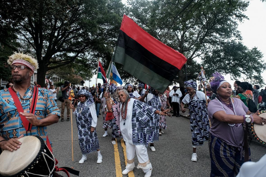 Buổi lễ tại vùng vịnh Hampton Roads diễn ra giữa giai đoạn nạn phân biệt chủng tộc vẫn ám ảnh xã hội Mỹ, khi tư tưởng da trắng thượng đẳng có tiếng nói ngày một lớn và những phát ngôn của Tổng thống Donald Trump liên tục gây chia rẽ. Cũng tại Virginia năm 2017, một vụ đụng độ giữa người ủng hộ tư tưởng da trắng thượng đẳng với người biểu tình ở Charlottesville khiến 1 người tử vong. Ảnh: Reuters.