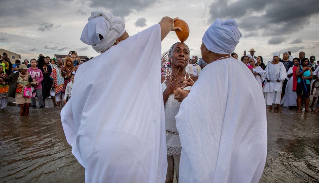 "Họ nói tôi nên thả lỏng mình, để cho trôi đi những giận dữ và sợ hãi, để cho linh hồn của tổ tiên được yên nghỉ", Tiffini Mason Johnson, đến từ Maryland, chia sẻ. Ảnh: Washington Post.