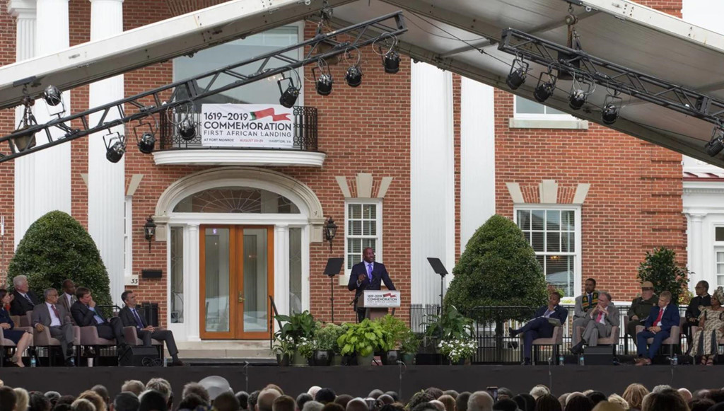 "Hệ thống mua bán nô lệ xuyên Đại Tây Dương là một trong những tội ác tàn nhẫn nhất từng tồn tại. Thế nhưng, bằng một cách nào đó, chúng ta thật may mắn khi con cháu của hệ thống tàn nhẫn đó giờ đây là một phần của đất nước", Tim Kaine nói. Ảnh: Washington Post.