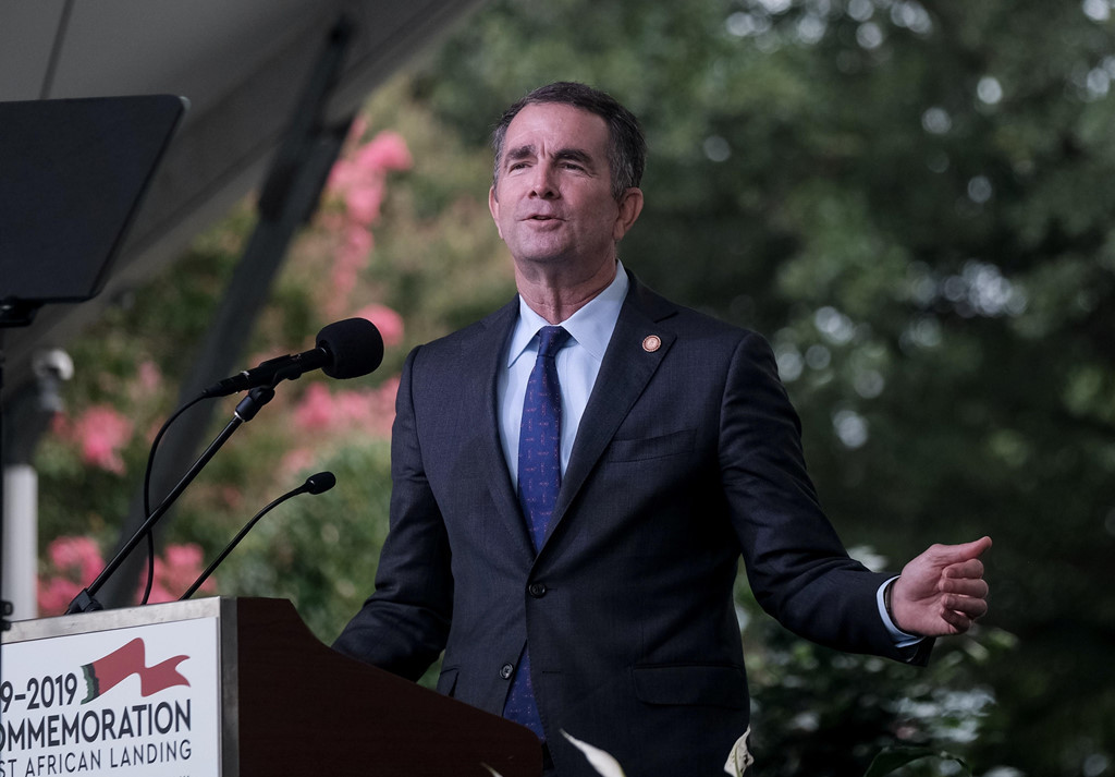 "Nếu chúng ta muốn bắt đầu sửa sai những tội lỗi 4 thế kỷ trước, nếu chúng ta muốn làm sáng tỏ những khuất tất trong quá khứ, chúng ta phải tự hành động", Thống đốc Ralph Northam, phát biểu ngày 24/8. Ông tuyên bố sẽ đánh giá lại tiêu chuẩn dạy các vấn đề lịch sử liên quan đến người da màu tại địa phương. "Chúng ta đã tự kể sai câu chuyện của chính mình trong một thời gian quá lâu". Ảnh: Reuters.