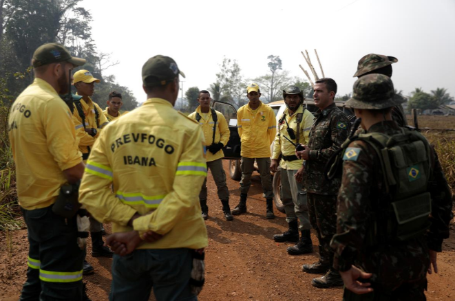 Nhiều bang ở Brazil đã yêu cầu trợ giúp từ quân đội sau khi Tổng thống Jair Bolsonaro cho phép quân đội tham gia giúp sức để dập tắt các đám cháy rừng nghiêm trọng. Ảnh: Reuters.