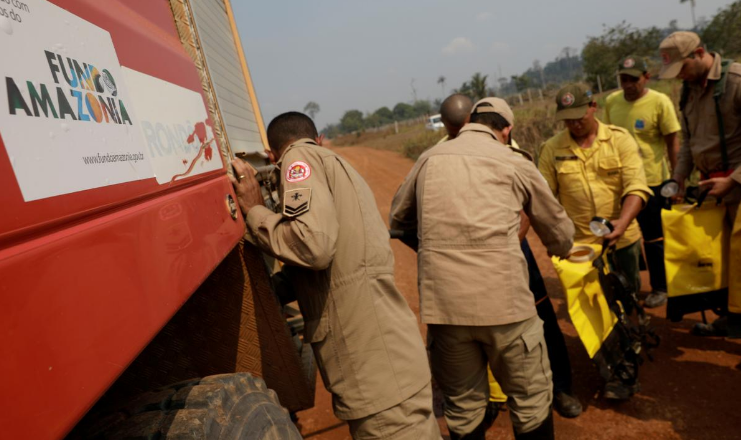 Lực lượng cứu hỏa đổ đầy các túi nước ở Porto Velho, Brazil, ngày 25/8. Ảnh: Reuters.