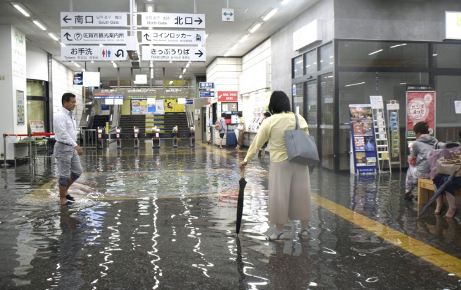 Mưa lũ đã làm ảnh hưởng đến cuộc sống của hàng trăm nghìn người dân đất nước Mặt trời mọc.