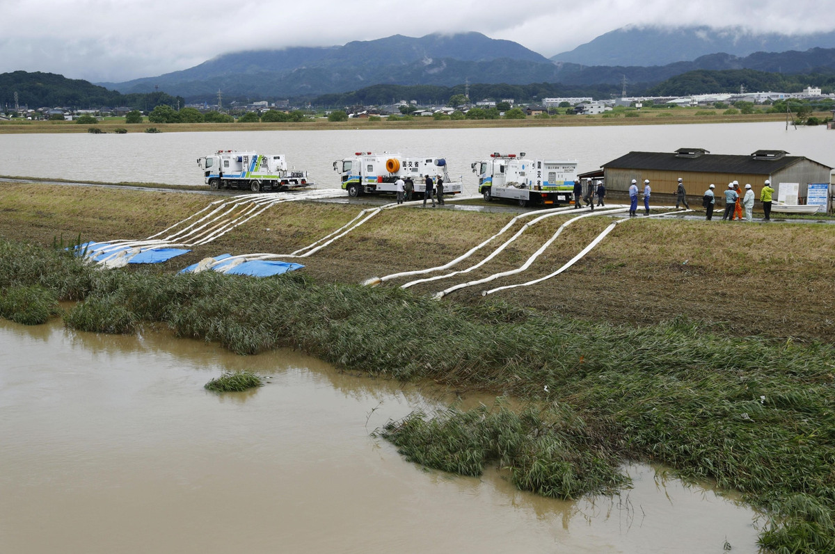 Trong đó, một cụ bà 96 tuổi được phát hiện tử vong trong căn nhà bị ngập ở Takeo, tỉnh Saga sáng 29/8, một ngày sau khi mưa lớn gây ra lũ lụt và sạt lở đất nghiêm trọng. Ngoài ra, hai người thiệt mạng ở tỉnh Saga và Fukuoka.