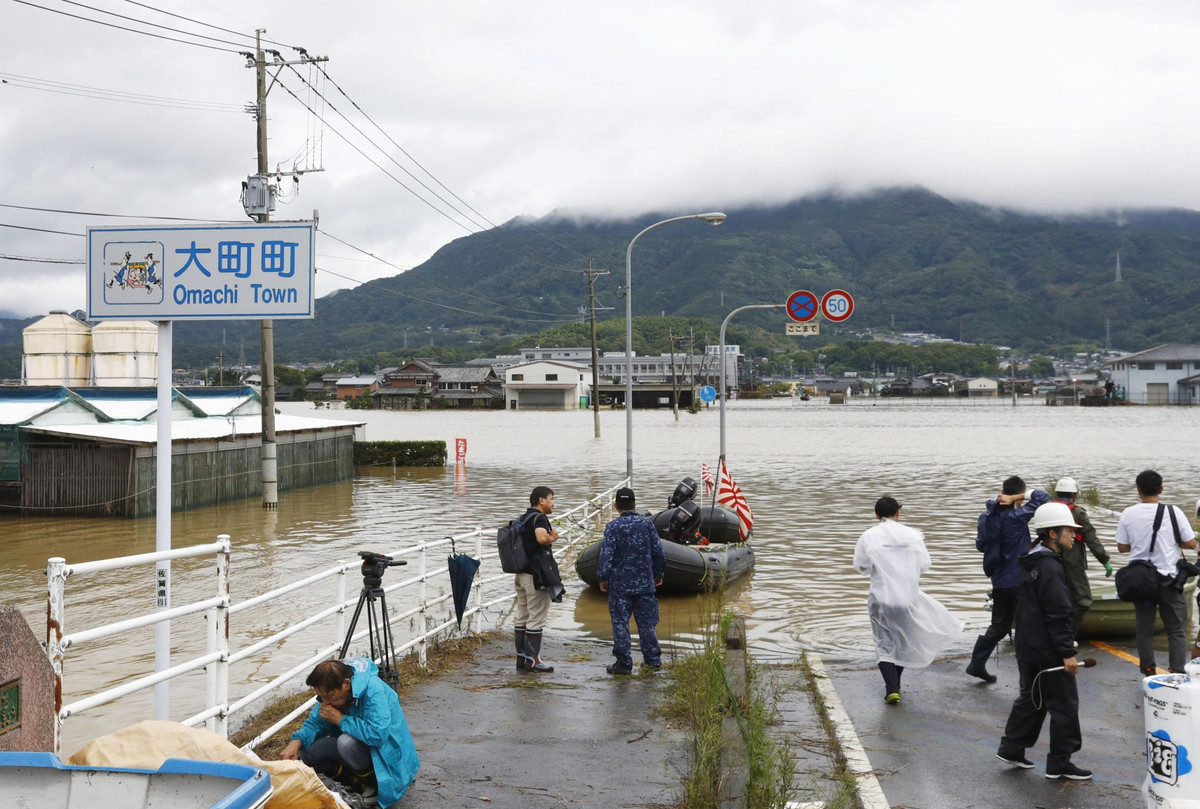 Tại Omachi, tỉnh Saga, bệnh viện Juntendo đã bị cô lập vì lũ lụt, với hơn 215 bệnh nhân mắc kẹt bên trong.