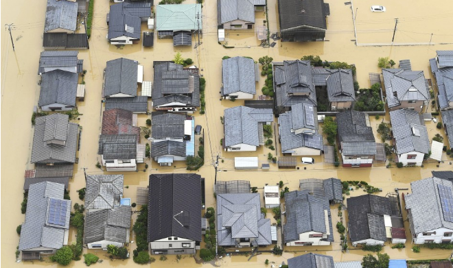 Nước lũ bủa vây một khu dân cư ở Nhật Bản.