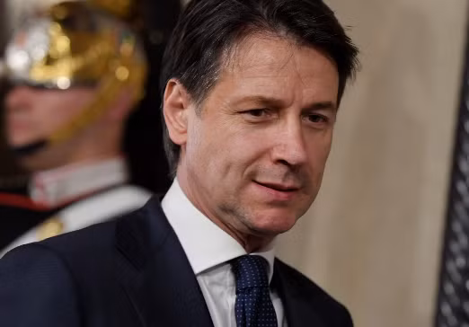 Chiều 1/6/2018, ông Conte chính thức tuyên thệ nhậm chức Thủ tướng Italy, kế nhiệm ông Paolo Gentiloni, dù khi đó ông chưa có kinh nghiệm chính trị.