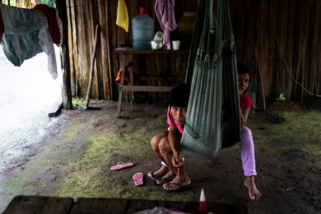 Nếu dòng sông của họ bị ngập lụt và cá bị chết, họ sợ rằng họ sẽ mất đi đường sống. Người dân của bộ lạc đã sống như thế trong nhiều thế kỷ, hầu như không có thu nhập và phân công lao động.