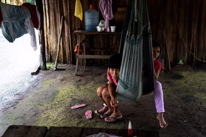 Nếu dòng sông của họ bị ngập lụt và cá bị chết, họ sợ rằng họ sẽ mất đi đường sống. Người dân của bộ lạc đã sống như thế trong nhiều thế kỷ, hầu như không có thu nhập và phân công lao động.