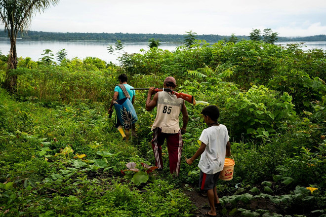 Bây giờ, nước từ con sông tưới tắm cho trang trại của họ, nuôi dưỡng con cá họ ăn và duy trì sự sống cho những động vật họ săn bắt. Trong ảnh là những người đàn ông của bộ lạc Munduruku trên đường đi săn.
