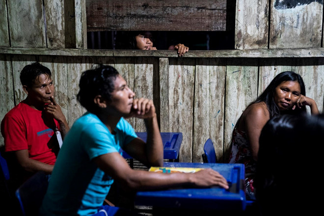 Một số thành viên của bộ lạc nhận được phúc lợi của chính phủ. Một số ít được nhận lương như giáo viên. Số tiền đó được gộp lại và dùng để mua hàng hóa cho cả bộ lạc. "Chính phủ muốn chúng tôi sống như người da trắng, sống bằng thu nhập của chính mình", anh Aldira Akai, 27 tuổi, nói. "Chúng tôi sẽ không để cho họ phá hủy vùng đất của chúng tôi, vùng đất mà chúng tôi vẫn sinh sống".