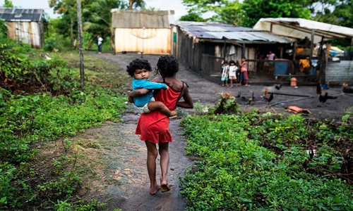 Nằm cách Brazil khoảng 2.500 km, bộ lạc Munduruku ngày càng nhìn Tổng thống Bolsonaro với nỗi sợ hãi. Sawre Muybu, ngôi làng bản địa của người của người Munduruku ở bang Pará, nằm trên bờ sông Tapajos ở hạ lưu sông Amazon, là một nơi được đề xuất xây đập. Và việc này có thể nhấn chìm nhà của 100 người dân và phá hủy cuộc sống của họ.